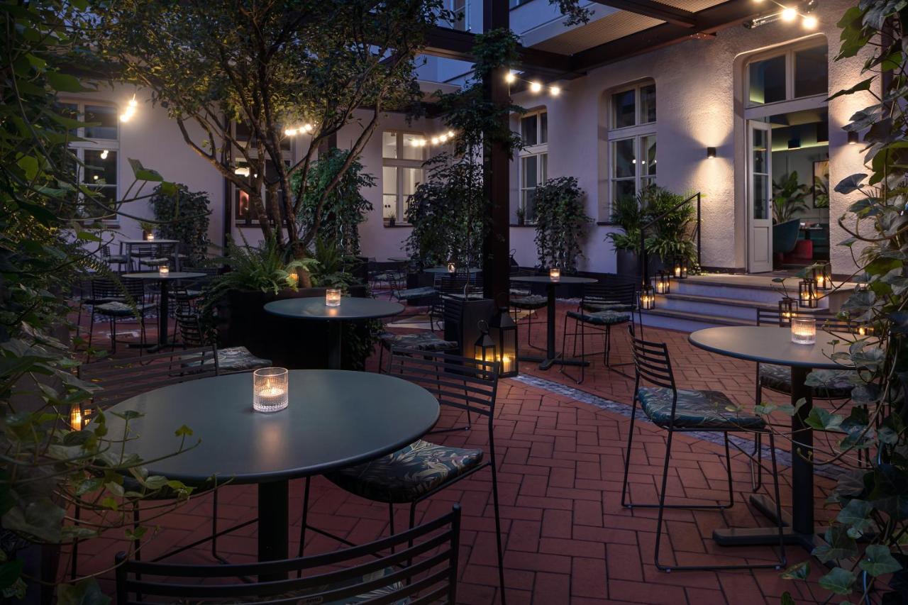 Falkensteiner Boutique Hotel Prague Ngoại thất bức ảnh The courtyard at night