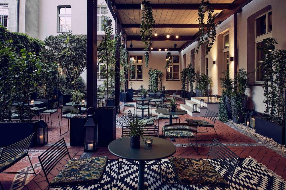 Falkensteiner Boutique Hotel Prague Ngoại thất bức ảnh The courtyard of the hotel