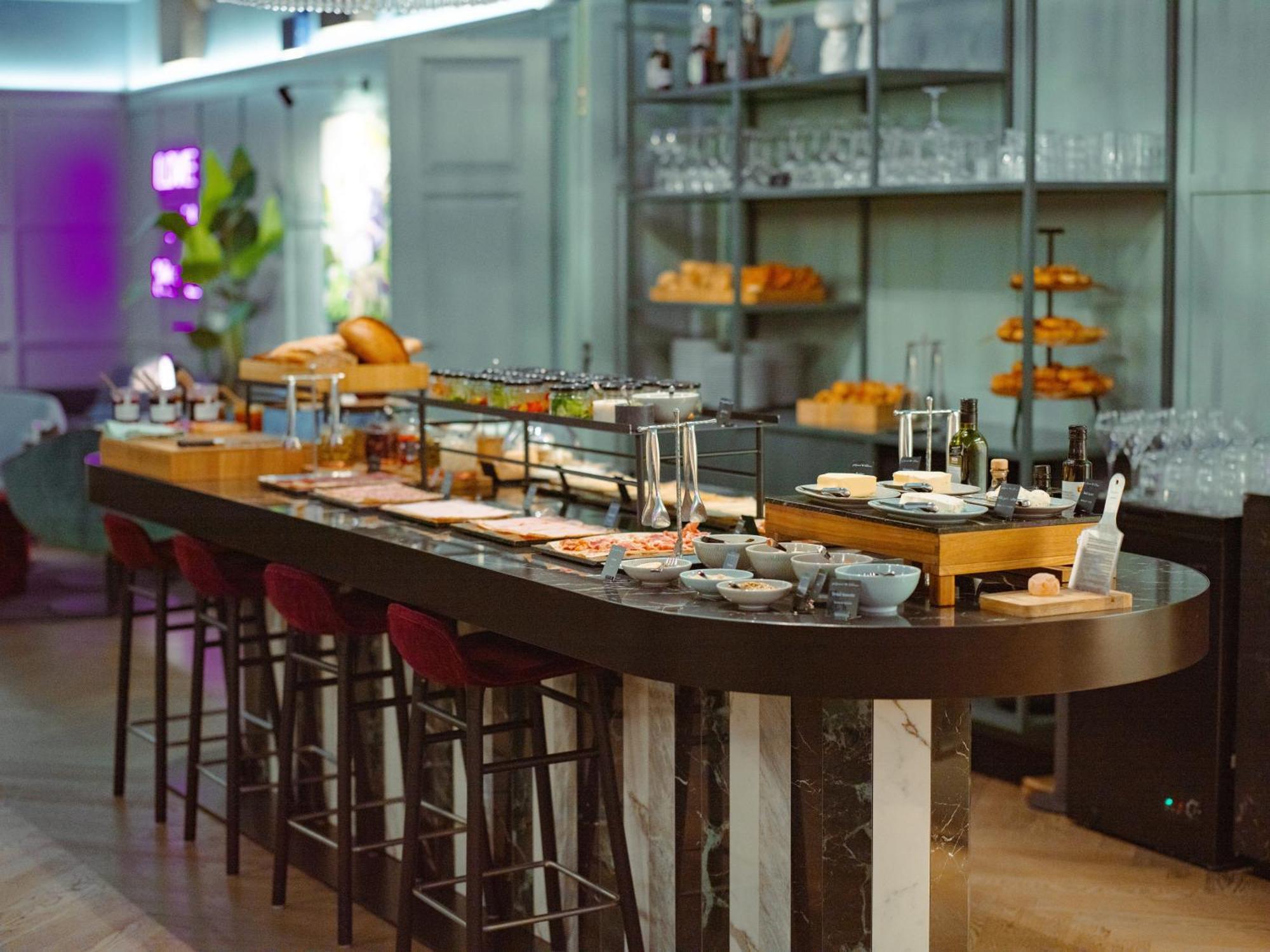 Falkensteiner Boutique Hotel Prague Ngoại thất bức ảnh A buffet at a lounge
