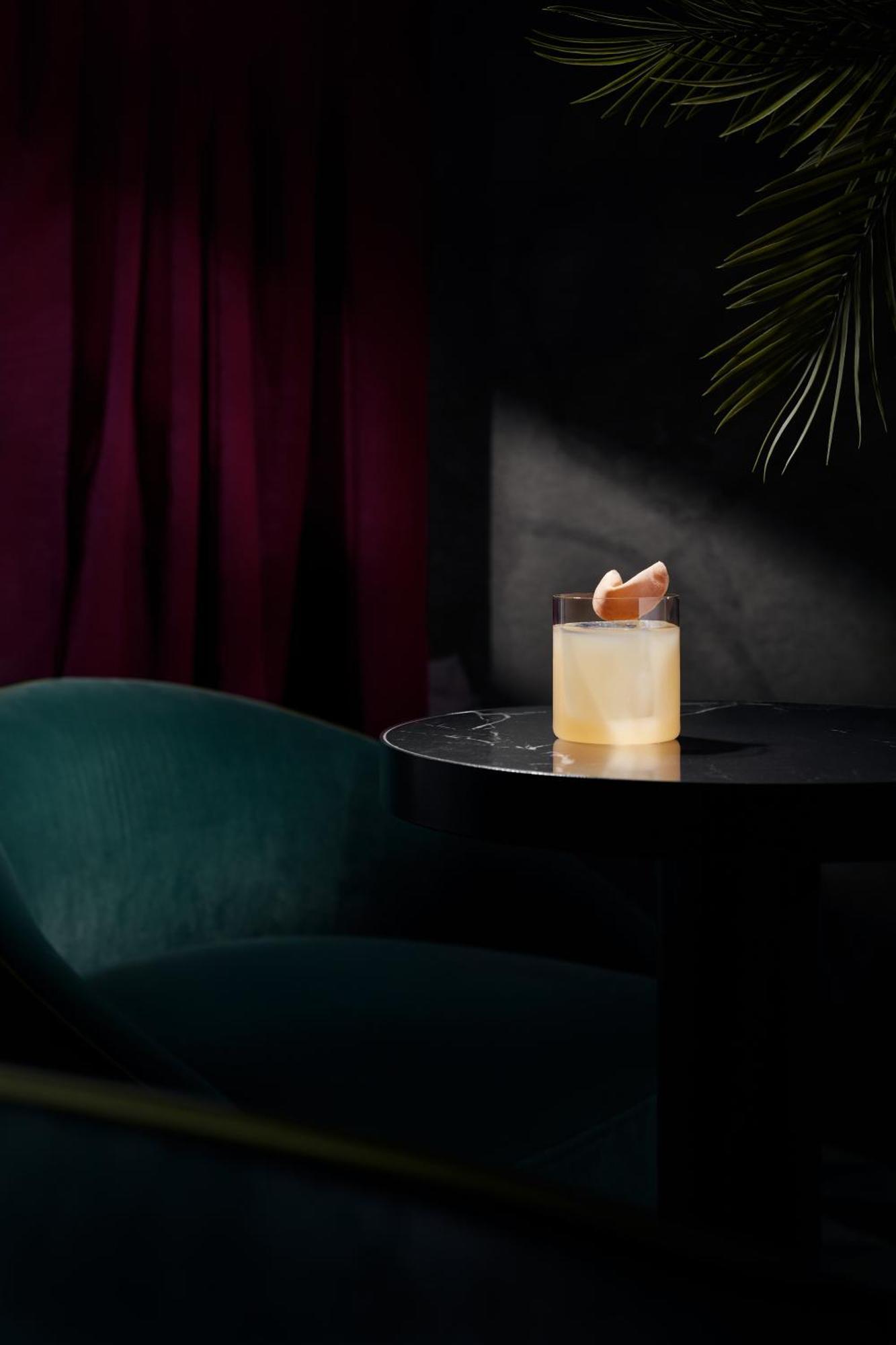 Falkensteiner Boutique Hotel Prague Ngoại thất bức ảnh A cocktail at the bar